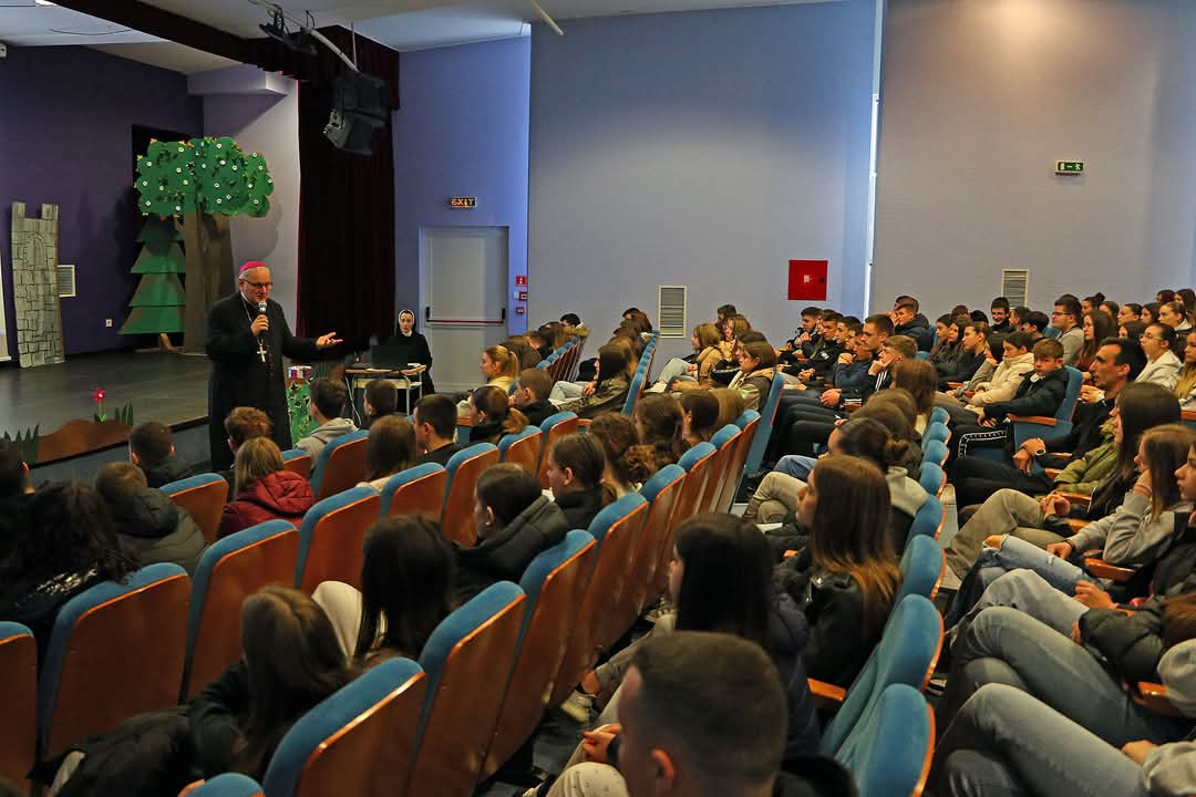 Više od 350 krizmanika Šibenske biskupije okupili se na susretu u Katoličkoj školi