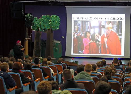 Fotografija 3 - Više od 350 krizmanika Šibenske biskupije okupili se na susretu u Katoličkoj školi