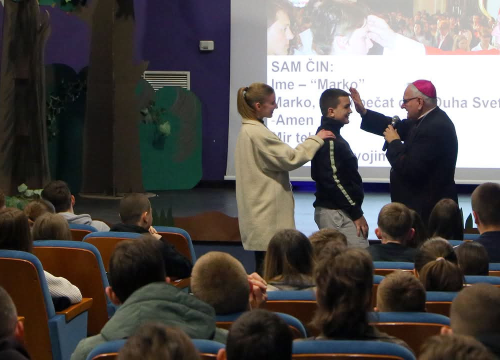 Fotografija 1 - Više od 350 krizmanika Šibenske biskupije okupili se na susretu u Katoličkoj školi