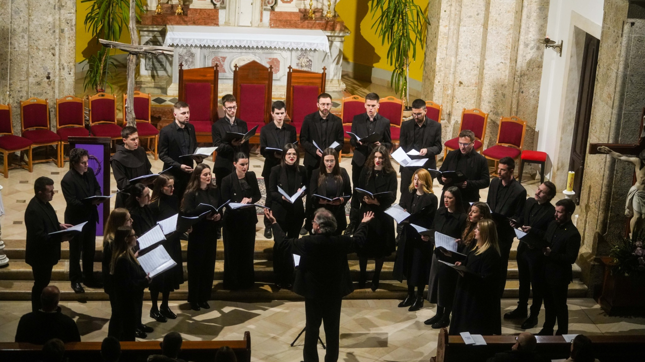 Pučki pivači KBF-a korizmenim koncertom u drniškoj Gospi od Ružarija očarali prisutne