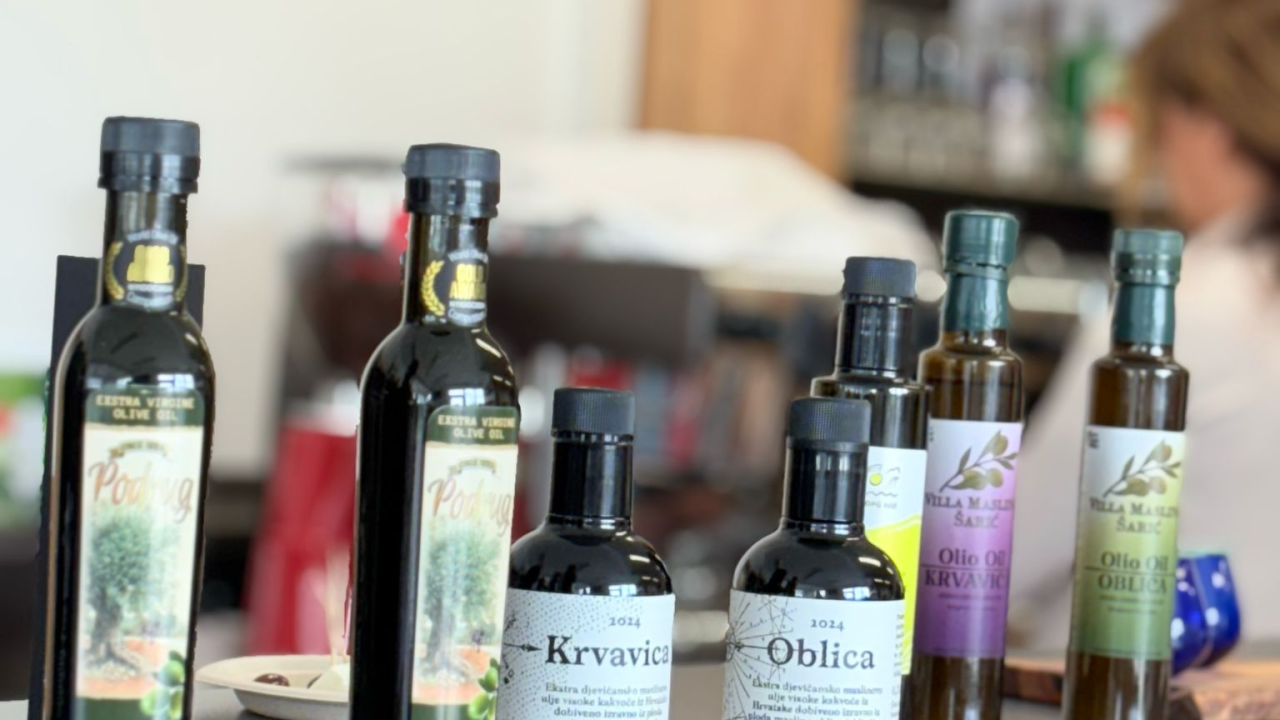 Na radionici u Kistanjama polaznici učili o sljubljivanju sira i maslinovih ulja pod vodstvom chefa Dine Bebića