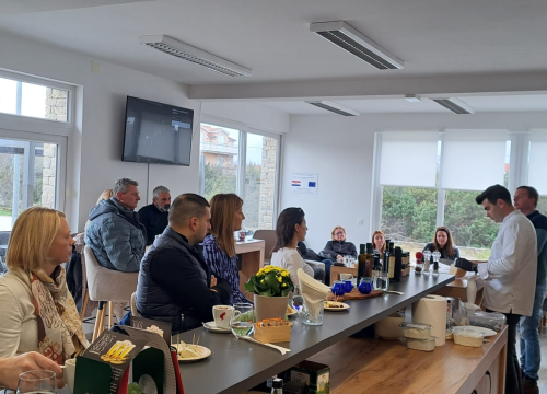 Fotografija 2 - Na radionici u Kistanjama polaznici učili o sljubljivanju sira i maslinovih ulja