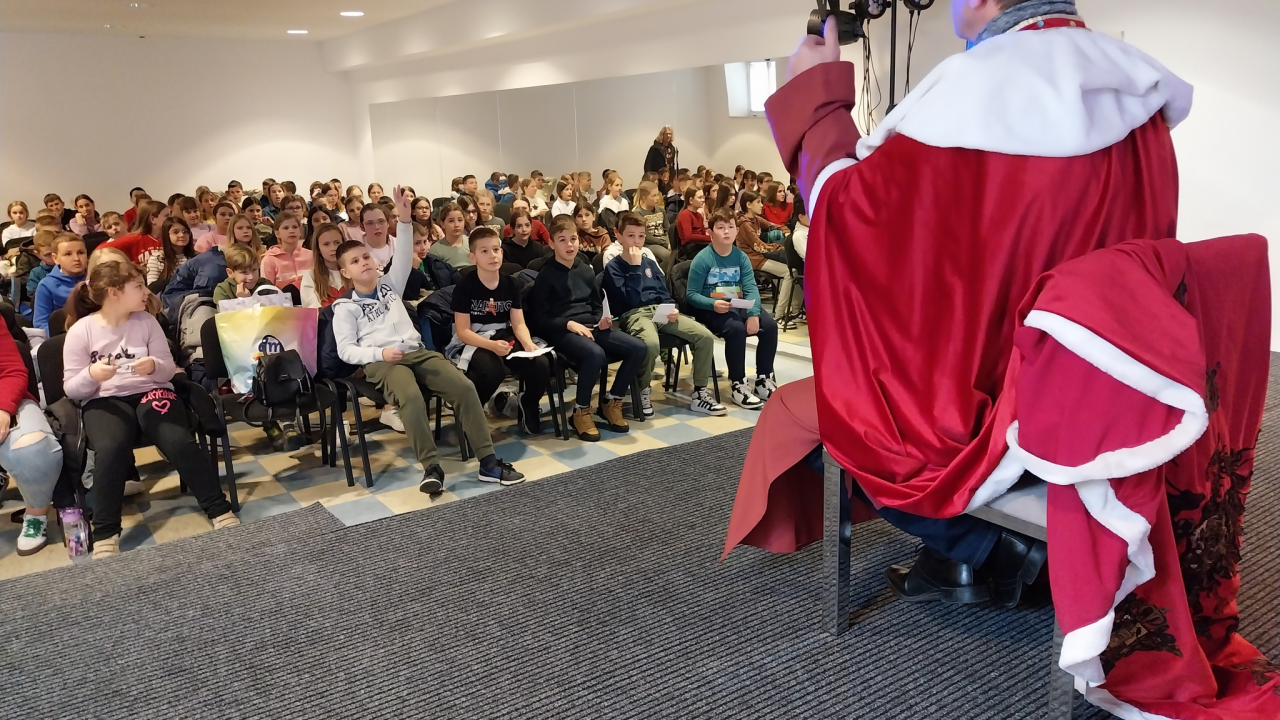 Sve zbog kralja Zvonimira: Učenici iz Solina i Knina u kninskoj knjižnici obilježili trajnu vezu svojih gradova