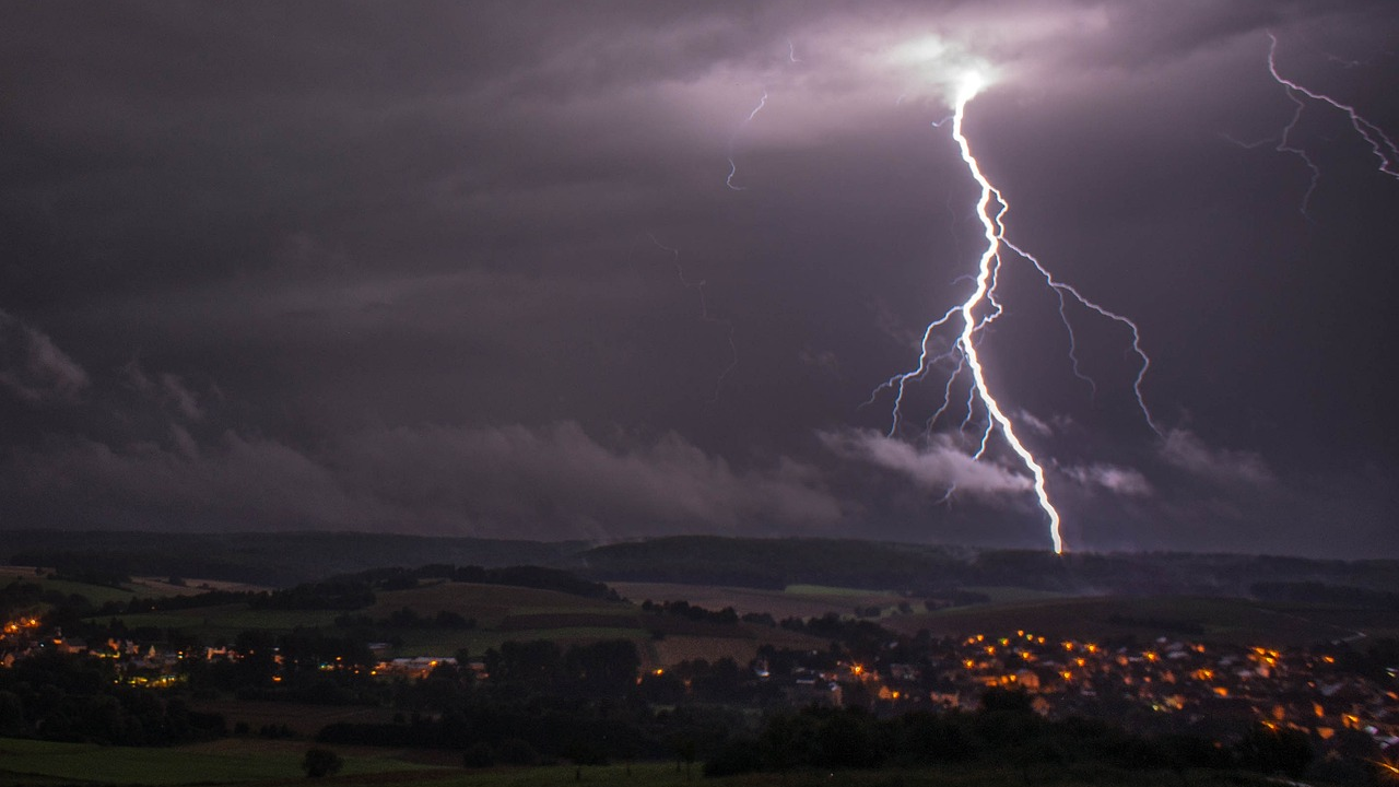 Tijekom noći i jutros, grmljavinski senzor na Šubićevcu 'izbrojao' skoro 6 tisuća munja