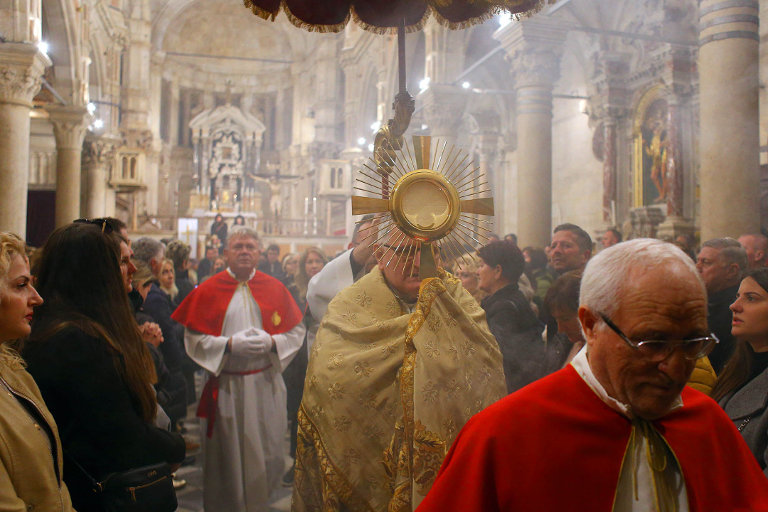 Misom u katedrali i procesijom do crkve Svetog Duha započelo trajno euharistijsko klanjanje
