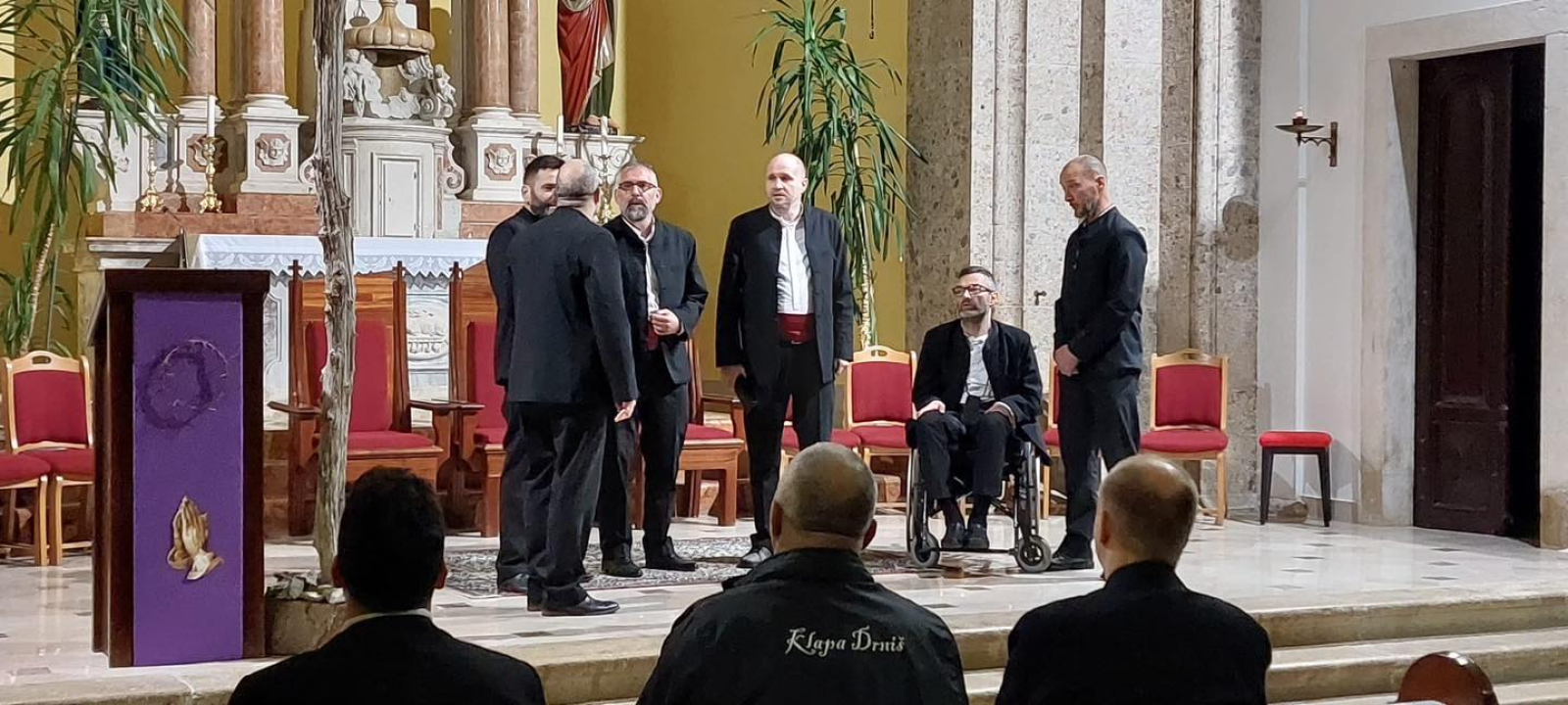 Stoljetna tradicija pučkih korizmenih napjeva: Klape nastupile na korizmenom koncertu u Drnišu