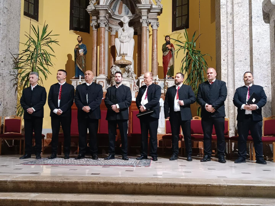 Stoljetna tradicija pučkih korizmenih napjeva: Klape nastupile na korizmenom koncertu u Drnišu