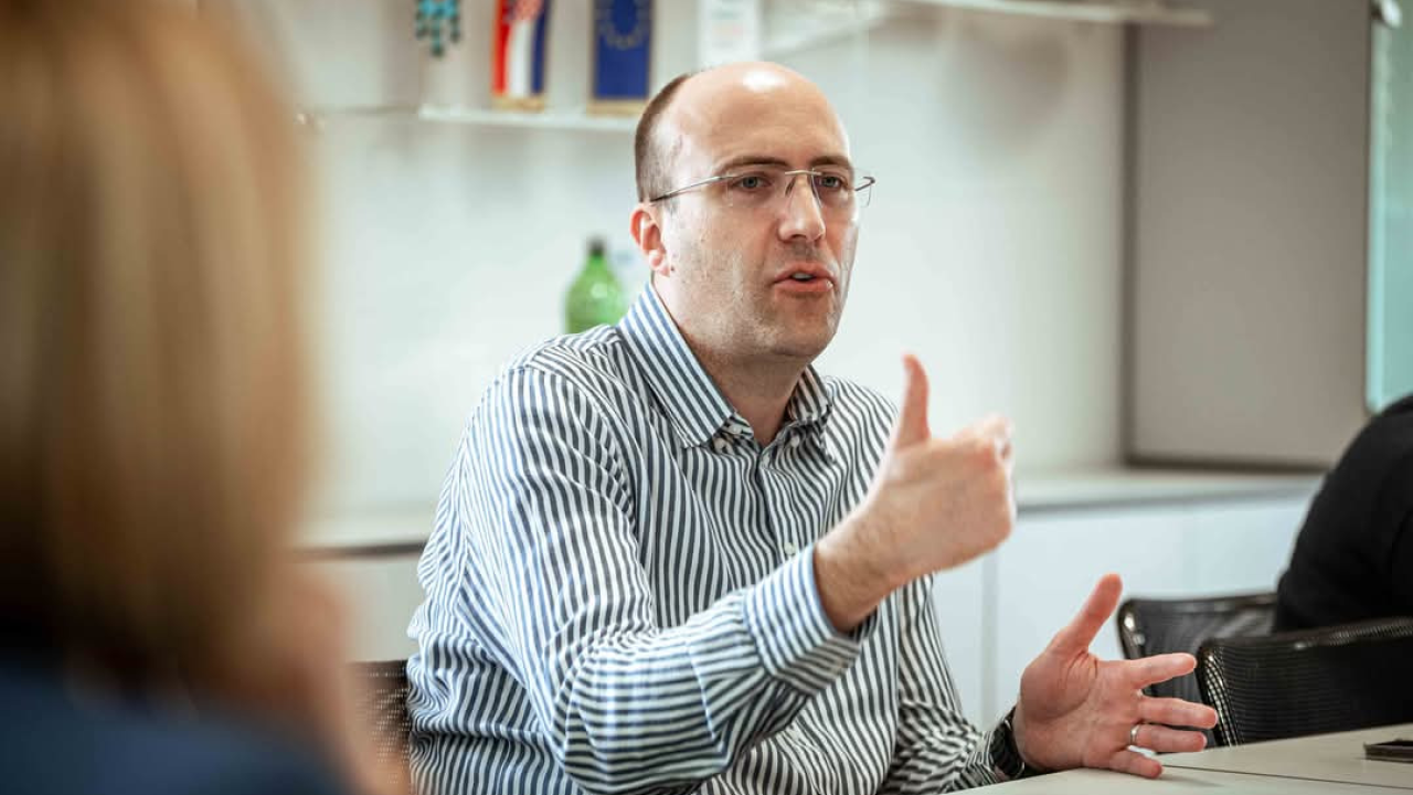 Održan okrugli stol u Razvojnoj agenciji: Kako informirati mlade i suzbiti lažne vijesti