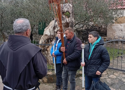 Fotografija 4 - Vjernici u Radnićima unatoč kiši sudjelovali u križnom putu