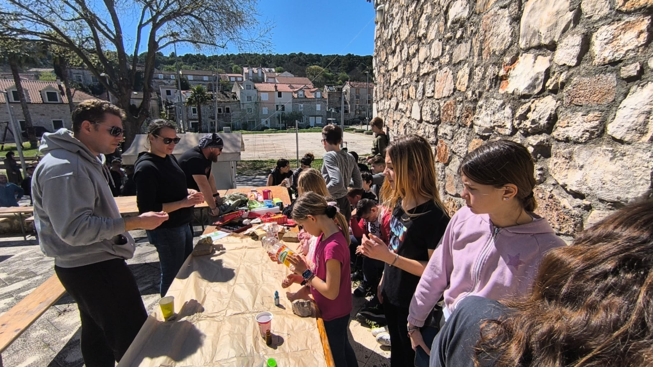 Akcija na Zlarinu: Čistilo se podmorje i obala, održana i edukativna radionica