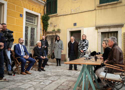 Fotografija 4 - Grad Šibenik sufinancira obnovu fasada, krovišta i stolarije: Potpisani ugovori sa stanovnicima stare gradske jezgre