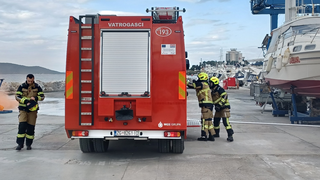 Požar u ACI marini Vodice: Djelatnici i vatrogasci zajedničkim snagama ugasili vatru