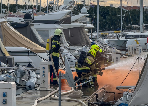 Fotografija 5 - Požar u ACI marini Vodice: Djelatnici i vatrogasci zajedničkim snagama ugasili vatru