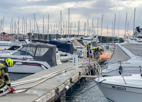 Fotografija 6 - Požar u ACI marini Vodice: Djelatnici i vatrogasci zajedničkim snagama ugasili vatru