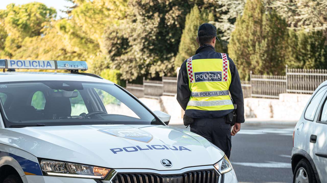 Mladić (27) vozio po Šibeniku s poništenom vozačkom, malo 'trave' i pozitivnim testom na droge