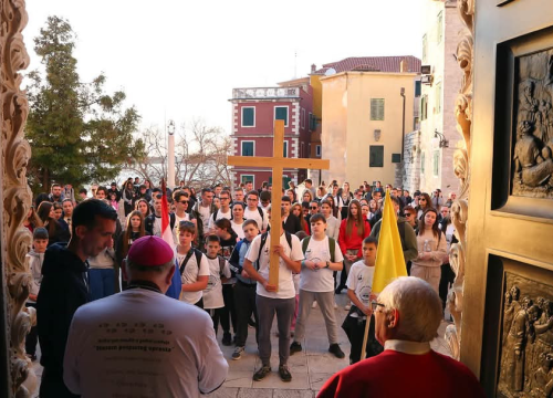 Fotografija 4 - Mladi Šibenske biskupije hodočastili Križnim putem uoči Uskrsa