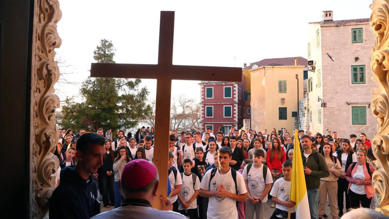 Mladi Šibenske biskupije hodočastili Križnim putem uoči Uskrsa
