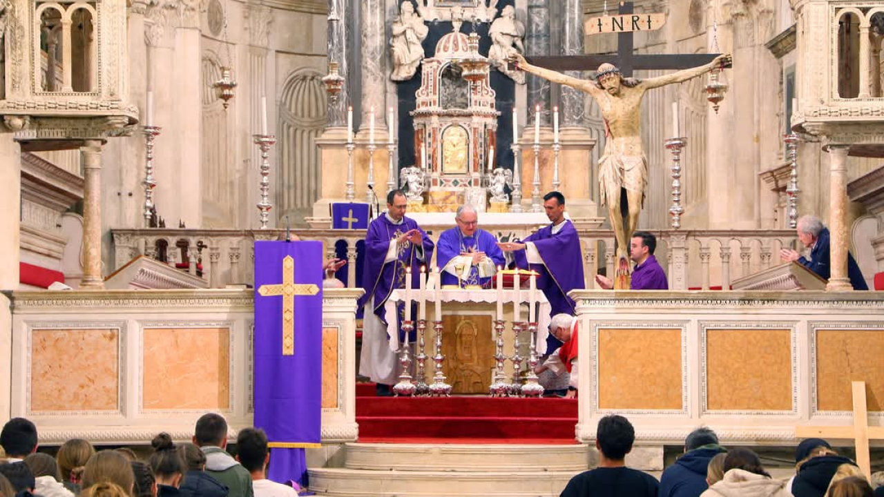 Mladi Šibenske biskupije hodočastili Križnim putem uoči Uskrsa