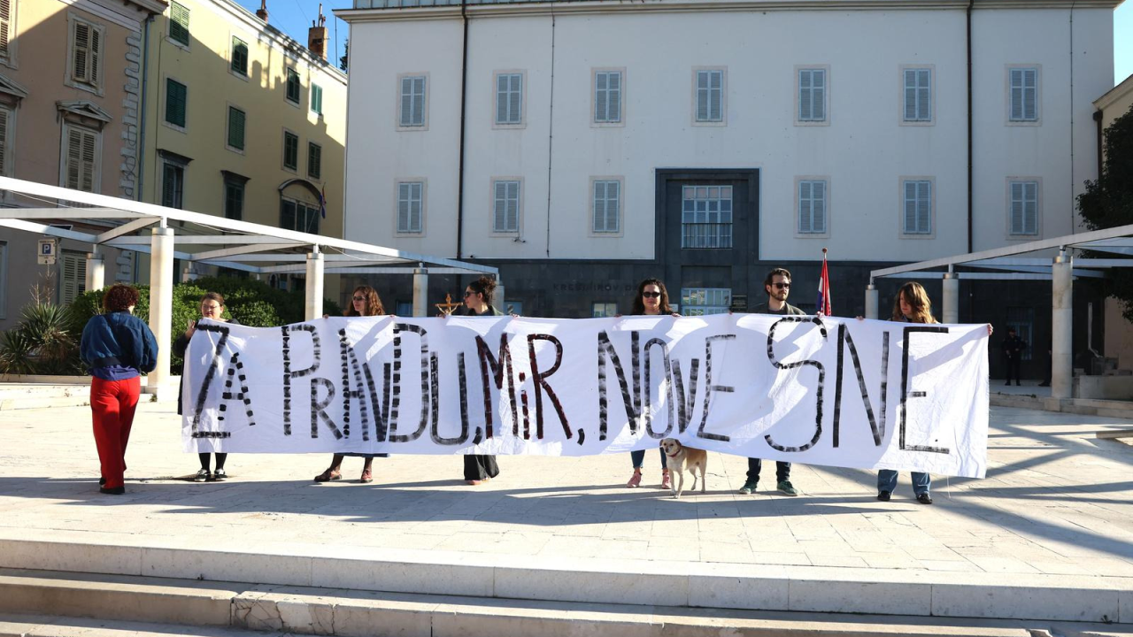 Molitelje u centru Šibenika zaklonili prosvjednici: 'Za pravdu, mir, nove sne.'