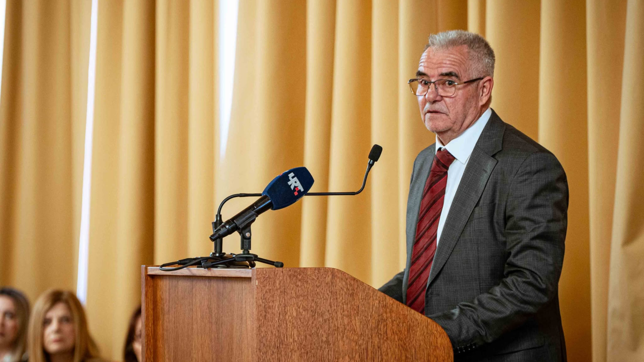 Misterij, drhtanje glasa, psihijatri: ‘Ugovor o energani na Bikarcu može se dobiti i kod malog Željka’