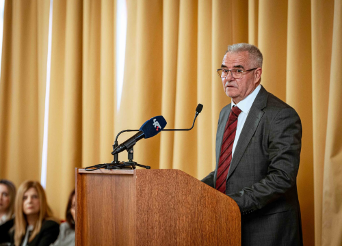 Fotografija 1 - FOTO Misterij, drhtanje glasa, psihijatri: ‘Ugovor o energani na Bikarcu može se dobiti i kod malog Željka’