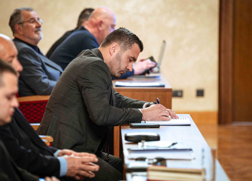 Fotografija 3 - FOTO Misterij, drhtanje glasa, psihijatri: ‘Ugovor o energani na Bikarcu može se dobiti i kod malog Željka’