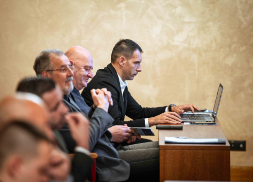 Fotografija 2 - FOTO Misterij, drhtanje glasa, psihijatri: ‘Ugovor o energani na Bikarcu može se dobiti i kod malog Željka’