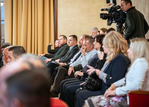 Fotografija 4 - FOTO Misterij, drhtanje glasa, psihijatri: ‘Ugovor o energani na Bikarcu može se dobiti i kod malog Željka’