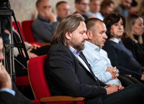 Fotografija 10 - FOTO Misterij, drhtanje glasa, psihijatri: ‘Ugovor o energani na Bikarcu može se dobiti i kod malog Željka’