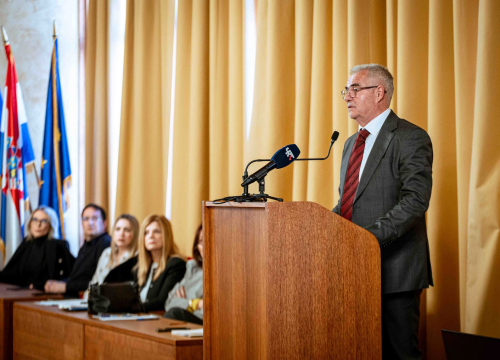 Fotografija 9 - FOTO Misterij, drhtanje glasa, psihijatri: ‘Ugovor o energani na Bikarcu može se dobiti i kod malog Željka’