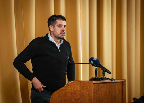 Fotografija 11 - FOTO Misterij, drhtanje glasa, psihijatri: ‘Ugovor o energani na Bikarcu može se dobiti i kod malog Željka’