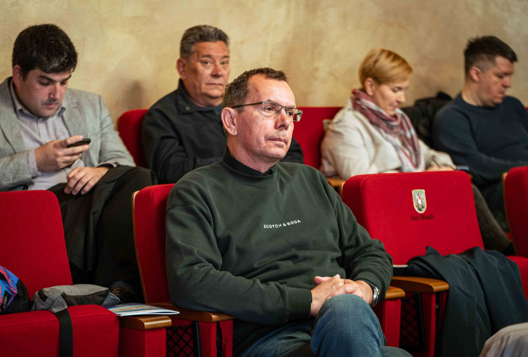 FOTO Misterij, drhtanje glasa, psihijatri: ‘Ugovor o energani na Bikarcu može se dobiti i kod malog Željka’