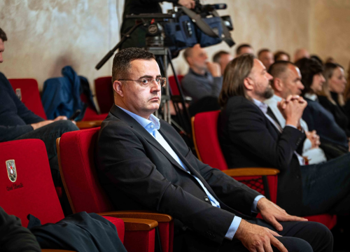 Fotografija 14 - FOTO Misterij, drhtanje glasa, psihijatri: ‘Ugovor o energani na Bikarcu može se dobiti i kod malog Željka’