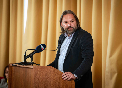 Fotografija 15 - FOTO Misterij, drhtanje glasa, psihijatri: ‘Ugovor o energani na Bikarcu može se dobiti i kod malog Željka’