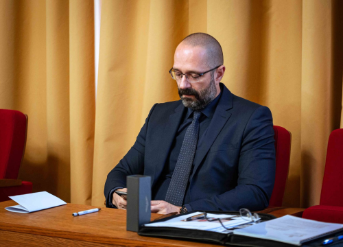 Fotografija 16 - FOTO Misterij, drhtanje glasa, psihijatri: ‘Ugovor o energani na Bikarcu može se dobiti i kod malog Željka’