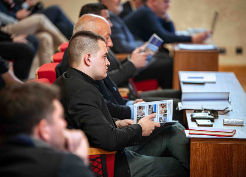 Fotografija 17 - FOTO Misterij, drhtanje glasa, psihijatri: ‘Ugovor o energani na Bikarcu može se dobiti i kod malog Željka’