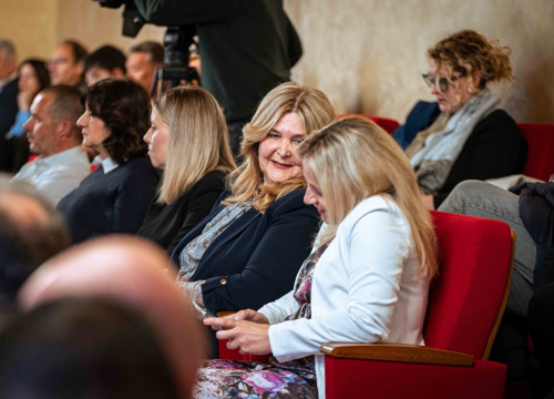 Fotografija 18 - FOTO Misterij, drhtanje glasa, psihijatri: ‘Ugovor o energani na Bikarcu može se dobiti i kod malog Željka’