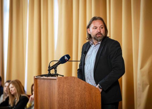 Fotografija 19 - FOTO Misterij, drhtanje glasa, psihijatri: ‘Ugovor o energani na Bikarcu može se dobiti i kod malog Željka’