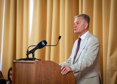 Fotografija 22 - FOTO Misterij, drhtanje glasa, psihijatri: ‘Ugovor o energani na Bikarcu može se dobiti i kod malog Željka’