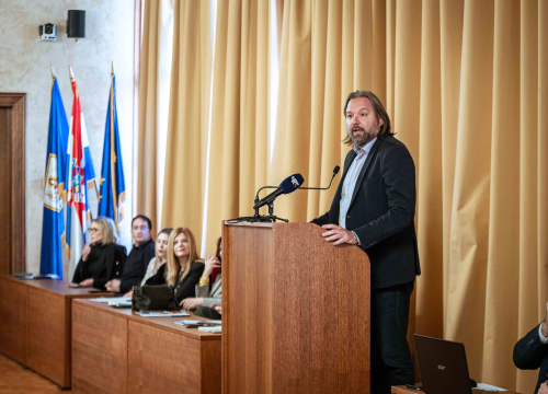 Fotografija 26 - FOTO Misterij, drhtanje glasa, psihijatri: ‘Ugovor o energani na Bikarcu može se dobiti i kod malog Željka’