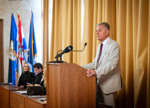 Fotografija 25 - FOTO Misterij, drhtanje glasa, psihijatri: ‘Ugovor o energani na Bikarcu može se dobiti i kod malog Željka’