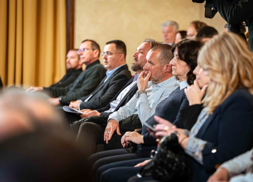 Fotografija 31 - FOTO Misterij, drhtanje glasa, psihijatri: ‘Ugovor o energani na Bikarcu može se dobiti i kod malog Željka’