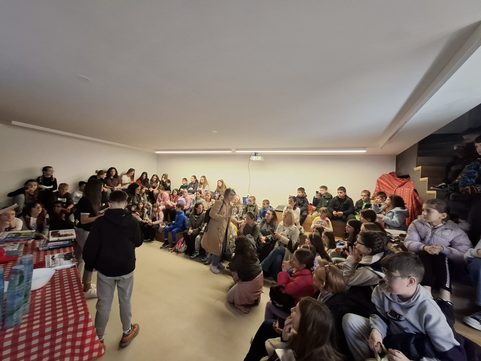 Na Zlarinu otvorena izložba dječjih radova 'Mačke'