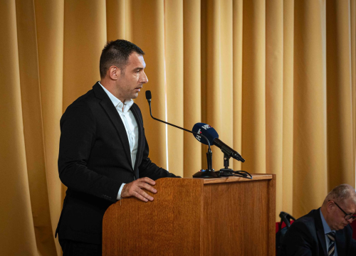 Fotografija 32 - FOTO Misterij, drhtanje glasa, psihijatri: ‘Ugovor o energani na Bikarcu može se dobiti i kod malog Željka’