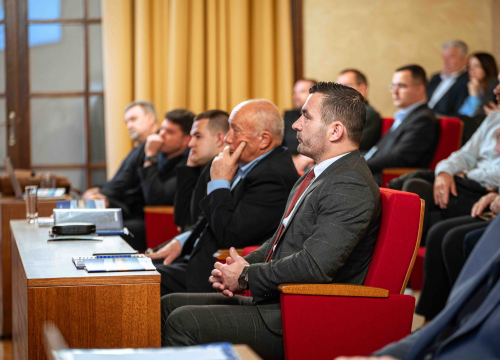 Fotografija 33 - FOTO Misterij, drhtanje glasa, psihijatri: ‘Ugovor o energani na Bikarcu može se dobiti i kod malog Željka’