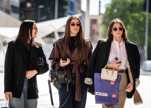 Fotografija 2 - FOTO: Šibenčanke biraju klasiku: Neutralne boje i modni dodaci vladali ulicama