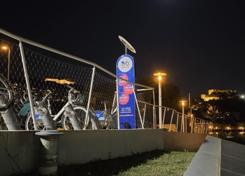 Fotografija 1 - FOTO Javne bicikle na Banju 'parkirane' u parku, u jarku, nabijene na stup...