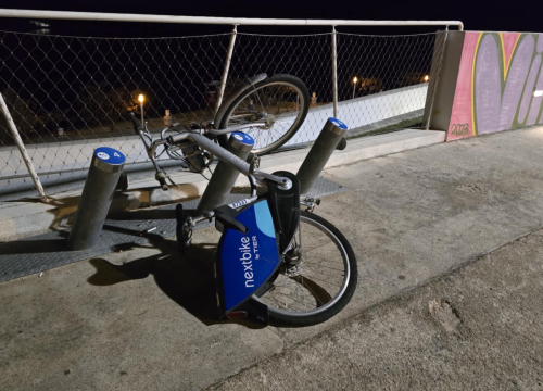 Fotografija 5 - FOTO Javne bicikle na Banju 'parkirane' u parku, u jarku, nabijene na stup...