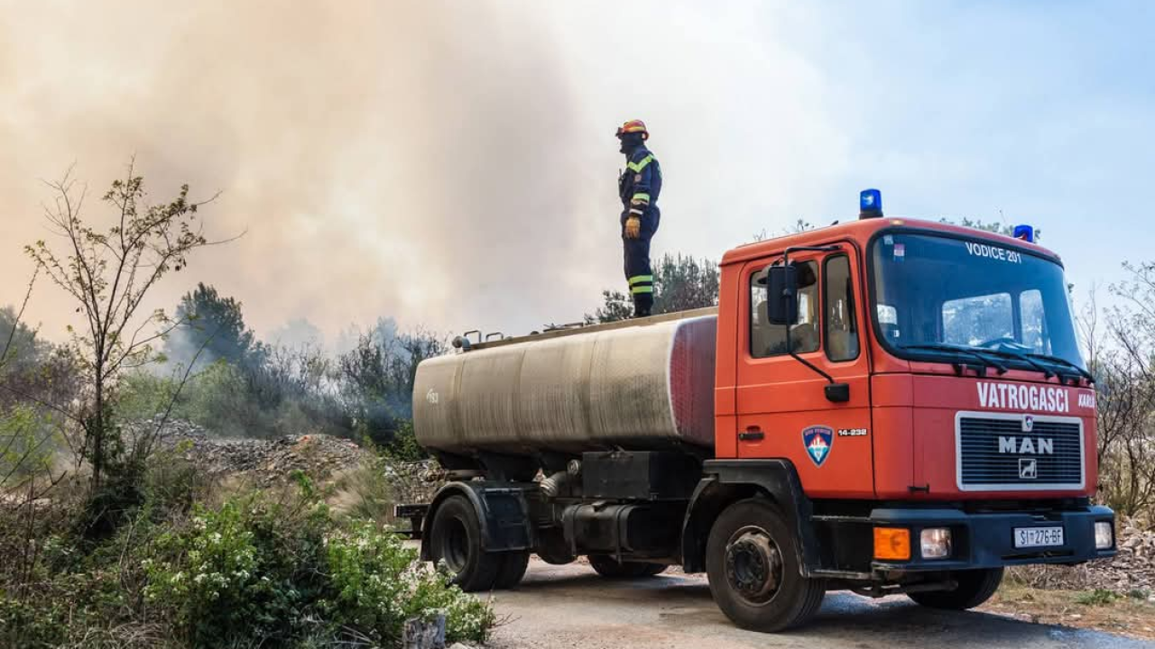Gorjela trava, raslinje i masline: Vatrogasci gasili požare kod Skradina, Danila i Sitnog Donjeg