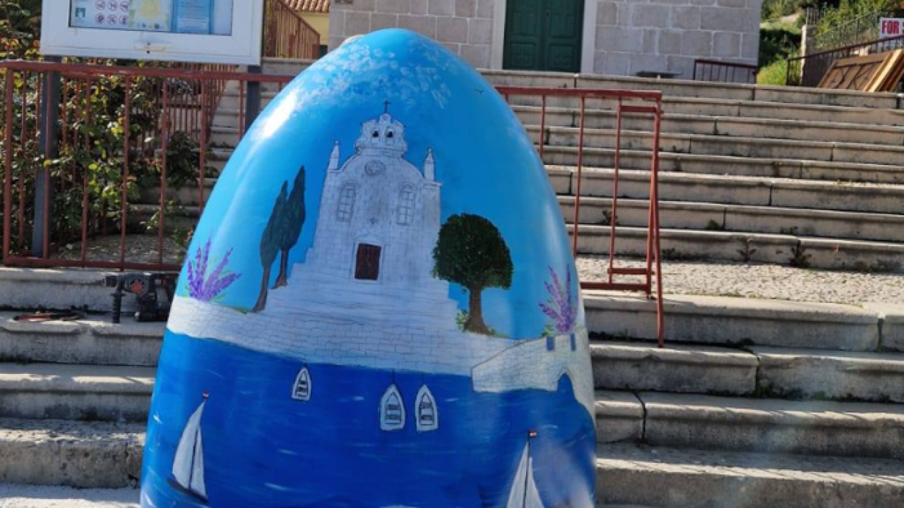 Uskršnja jaja s prepoznatljivim tribunjskim motivima krase centar mjesta